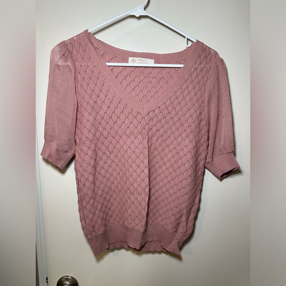 BUNDLE 5 for $50 👗👚
Pink Short Sleeve Knit Top